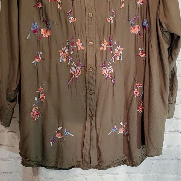 Woman Within green floral button front plus size 22/24 shirt - Picture 3 of 9